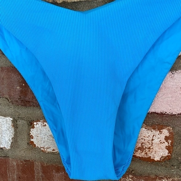 BECCA Gabriella V Scoop
Bottom Fine Line Aqua Blue Size Large NWT - Picture 5 of 8